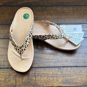 ☀️CROCS Women's Leopard Print Tan Flip Flops